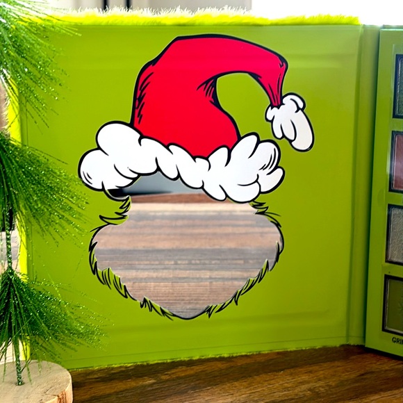 Grinch Eyeshadow Palette - Picture 6 of 9